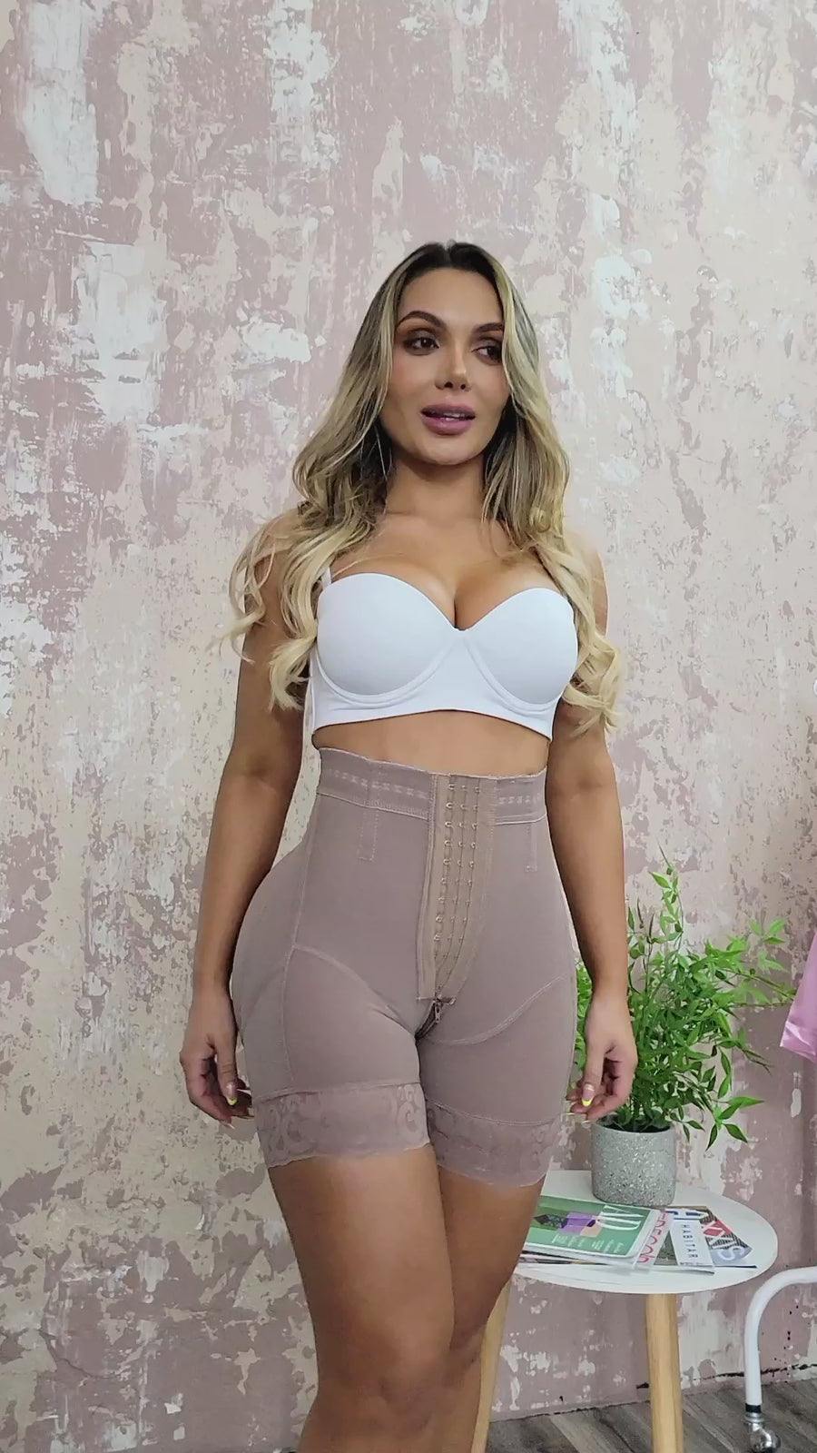 FP1569 SHORT PUSH UP TALLE ALTO CON 3 FILAS DE BROCHES REALCE BOOTYLICIOUS