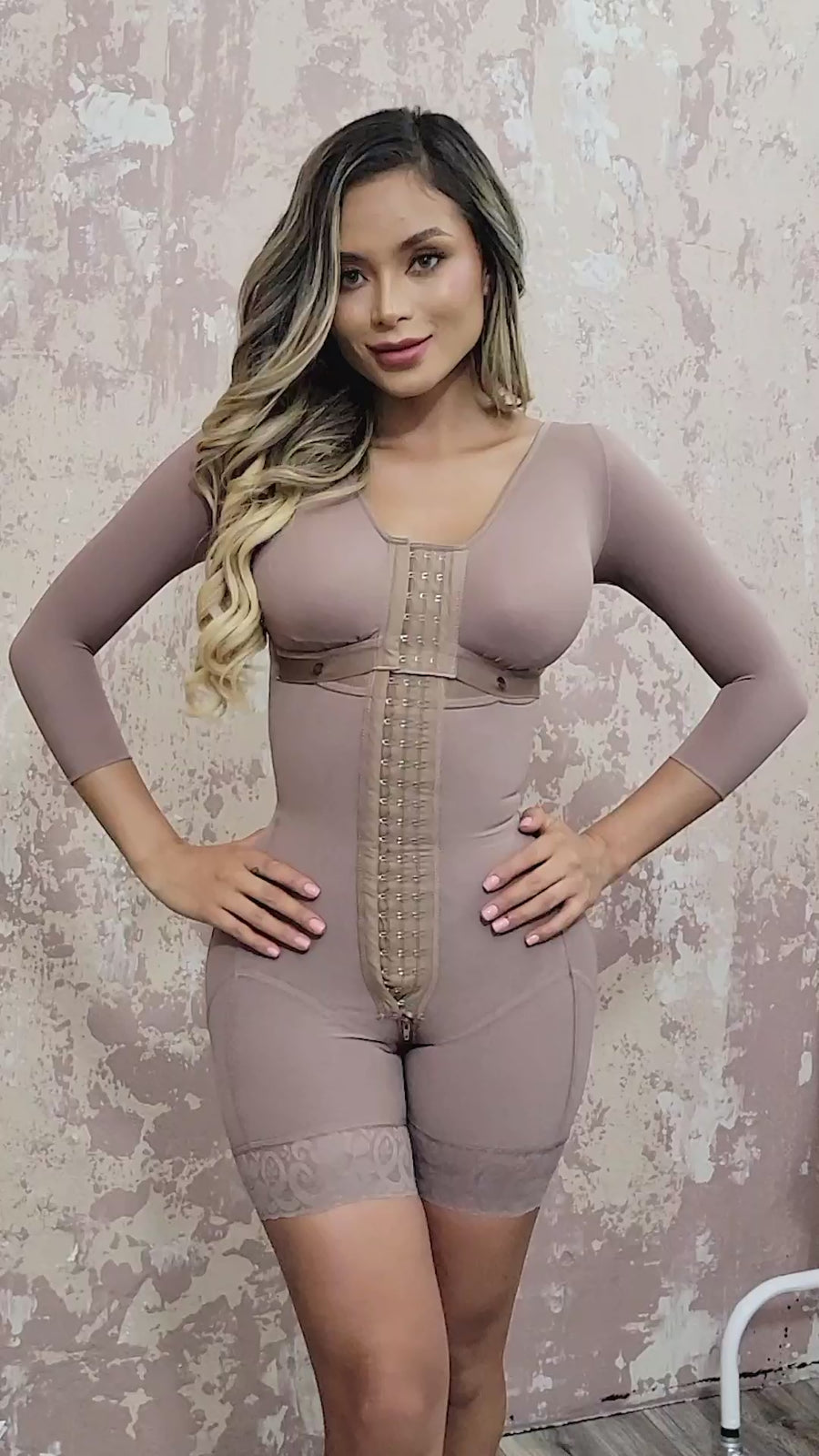 FP6076 FAJA SHORT CON BRASIER Y MANGAS Y 3 FILAS DE BROCHES REALCE MAXI